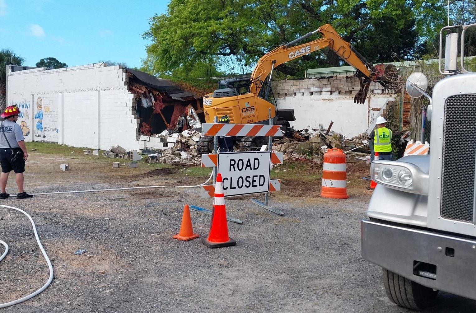 The Bluewater Zoo building is demolished to make way for new museum addition.